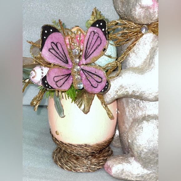 Easter bunny with floral arrangement - Picture 5 of 6